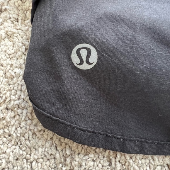 Lululemon shorts Sz 4 - Picture 4 of 4